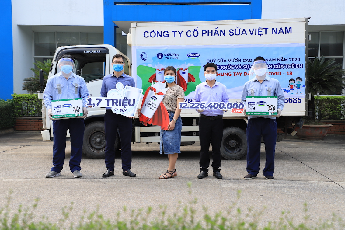 Vinamilk[-]và[-]Quỹ[-]sữa[-]Vươn[-]cao[-]Việt[-]Nam[-]khởi[-]động[-]hành[-]trình[-]mang[-]1,7[-]triệu[-]ly[-]sữa[-]đến[-]với[-]trẻ[-]em[-]khó[-]khăn[-]trên[-]cả[-]nước